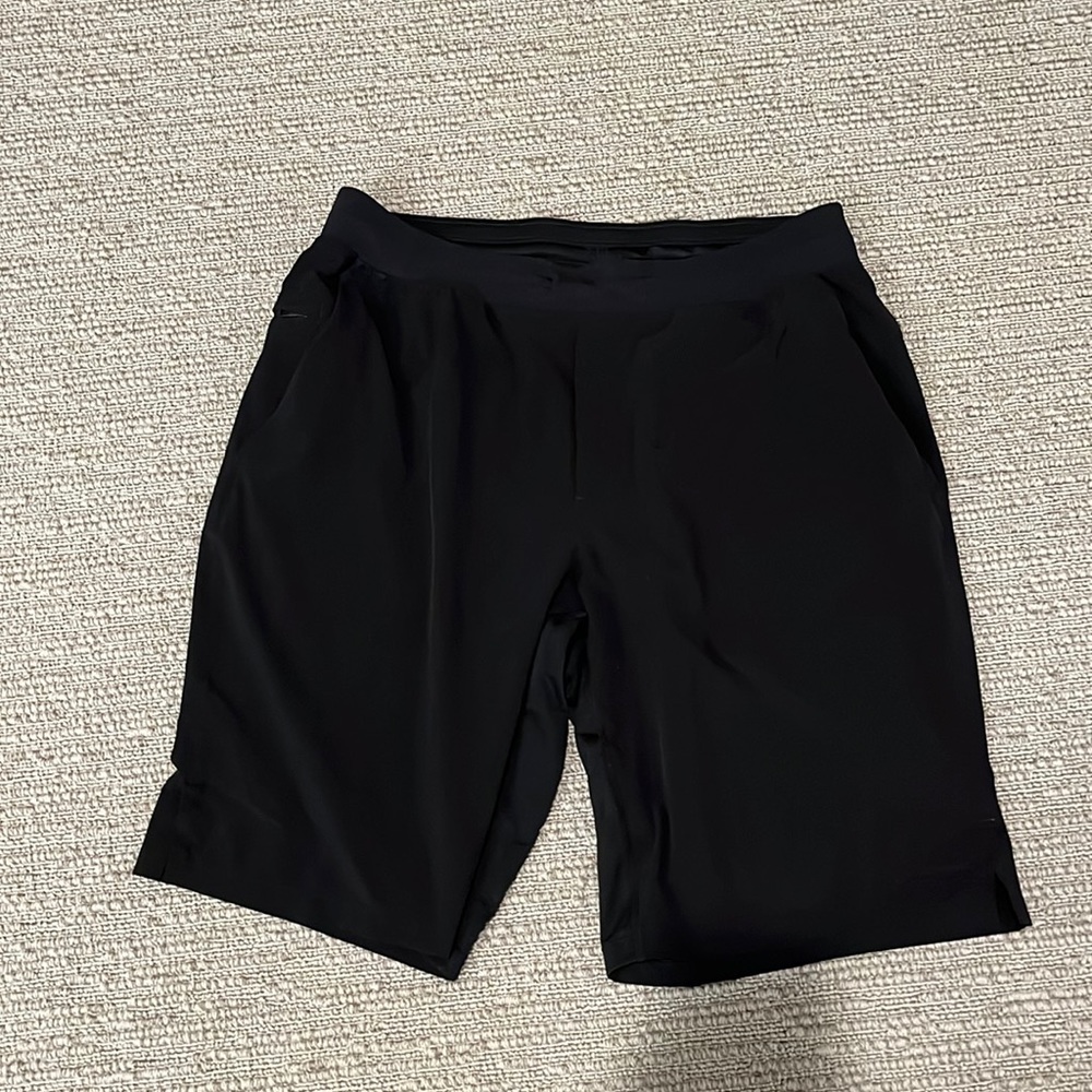 Men’s 9” Lulu shorts size L
